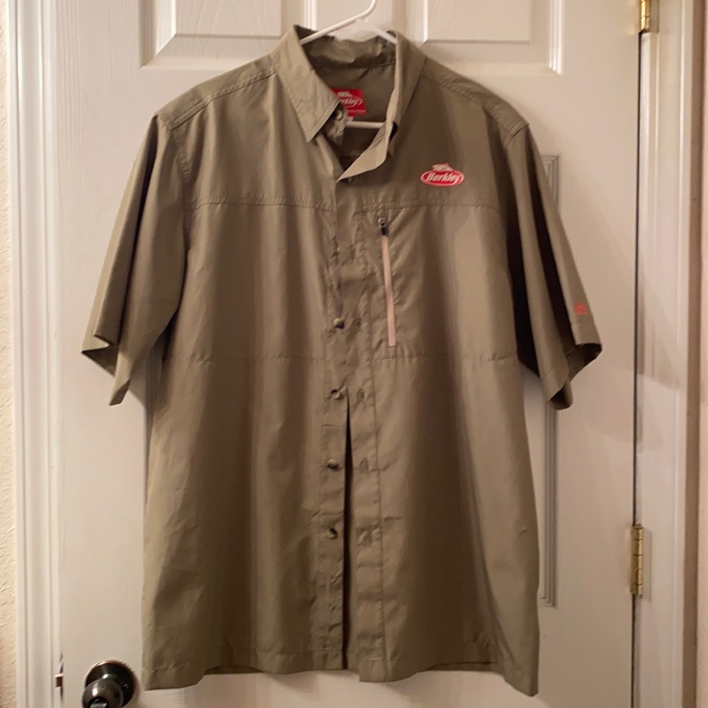 Berkeley men’s button down fishing shirt, size M